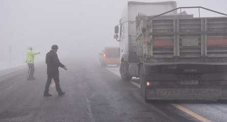 Kars’ta kar ve buzlanma nedeniyle tırlar yolda kaldı