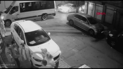 KAHVEHANEDE KAVGA ETTİ; EVİNİN ÖNÜNDE BACAĞINDAN VURULDU