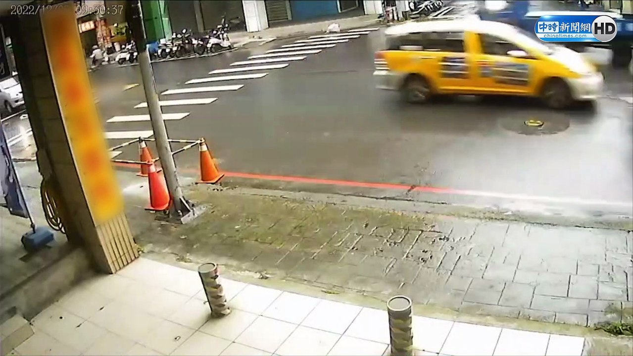 切內線被追撞！婦人摔飛路中不到一秒 再遭廂型車輾過