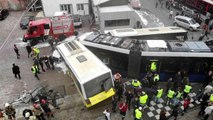 Alibeyköy'deki feci kazanın ardından otobüs ve tramvay olay yerinden kaldırıldı