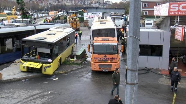 ALİBEYKÖY'DE KAZA YAPAN TRAMVAYLA İETT OTOBÜSÜ KALDIRILDI