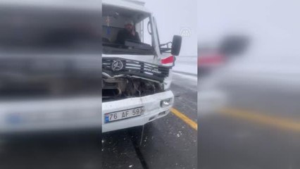 Zincirleme trafik kazasında 1'i ağır 3 kişi yaralandı