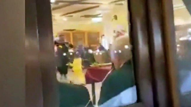 Kağıt toplayıcı çocuk yaşıtlarının eğlenmesini camdan izledi