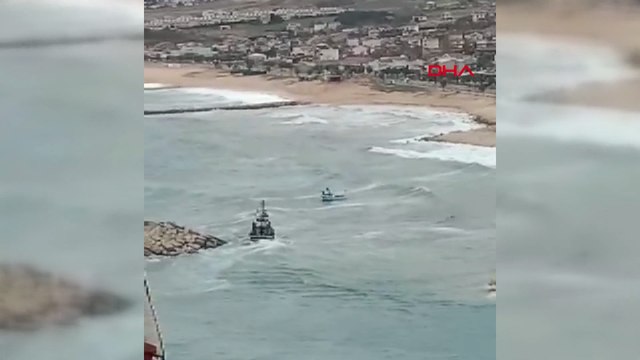 Arnavutköy'de dev dalgalar arasında balıkçı tekneleri alabora tehlikesi yaşadı