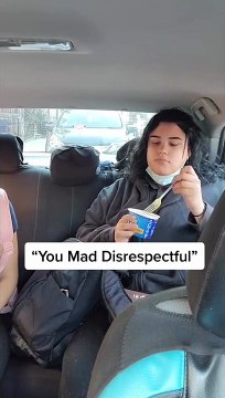 Une femme mange dans un Uber, refuse de quitter la voiture après avoir été exclue et appelle la police