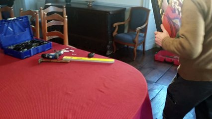 L'installation du tableau à Sare