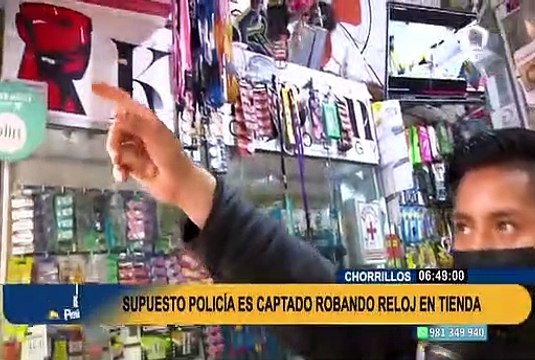 Chorrillos: captan a presunto policía robando en stand de reparaciones y accesorios