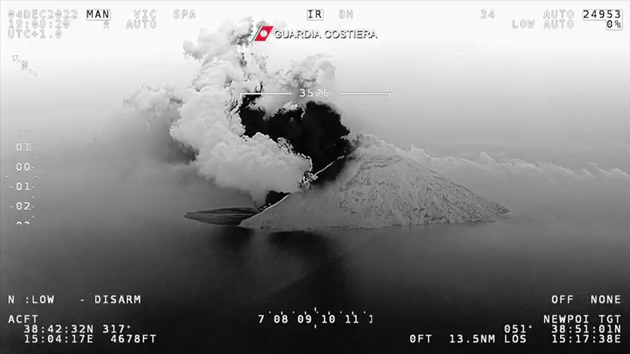 Eruzione Stromboli, l'aereo della Guardia costiera sorvola il vulcano