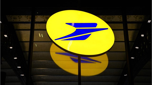 Noël : avant les fêtes, La Poste met aux enchères ses colis perdus