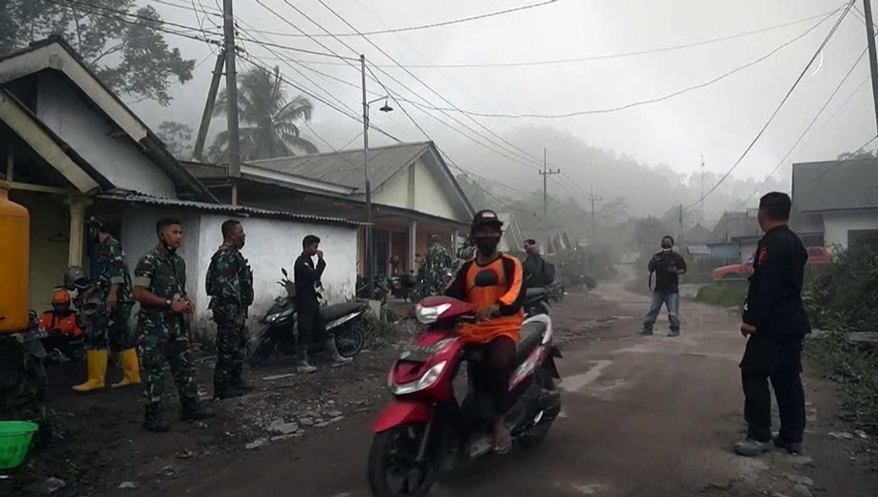 Erupção do vulcão Monte Semeru evacua milhares de indonésios