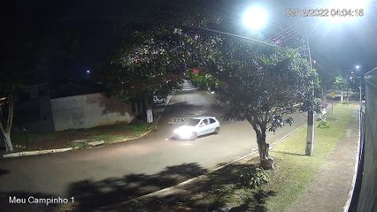 Câmeras flagram homem vandalizando Estádio Municipal de Cambira