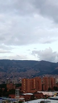 ovni sobre medellin Colombia 9 de abril 2022_ UFO over Medellin Colombia April 9, 2022_