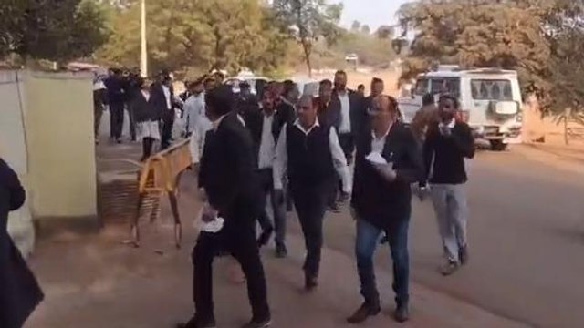 शिवपुरी: कानून की लड़ाई लड़ने वाले अधिवक्ता उतरे सड़कों पर,जानिए क्या है कारण