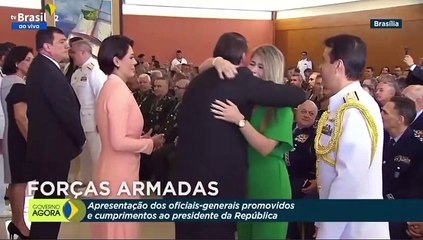 Bolsonaro chora em evento das Forças Armadas mas não discursa