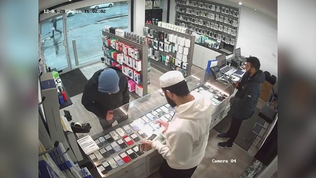 Moment thief fails to steal £1600 worth of phones - because the door was locked behind him