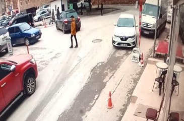 EDİRNE'DE SOKAK ORTASINDA SİLAHLI ÇATIŞMA; O ANLAR KAMERADA