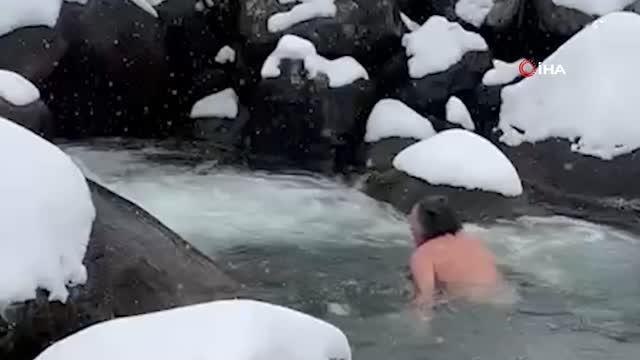 Kara aldırış etmeden Elevit Yaylası'nda buz gibi suda yüzdü
