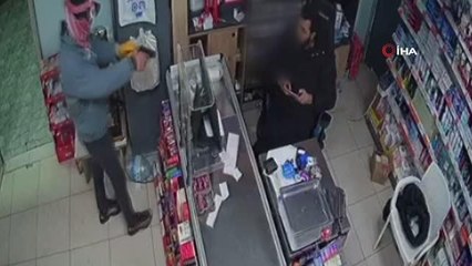 Silahlı soyguncu market çalışanına dehşeti yaşattı