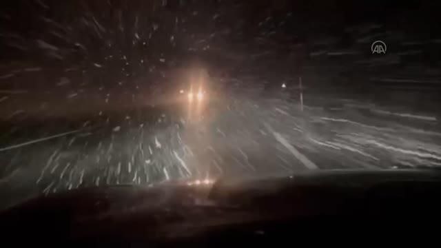 Bingöl-Erzurum kara yolunda kar ve tipi etkili oldu