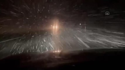 Bingöl-Erzurum kara yolunda kar ve tipi etkili oldu