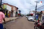 Moradores interditam trecho da Rua Euclides da Cunha na Vila Nova por falta de infraestrutura