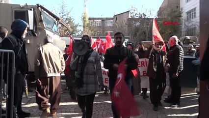 HAKKARİ'DE, AİLELERİN HDP ÖNÜNDEKİ EYLEMİNDE 37'NCİ HAFTA