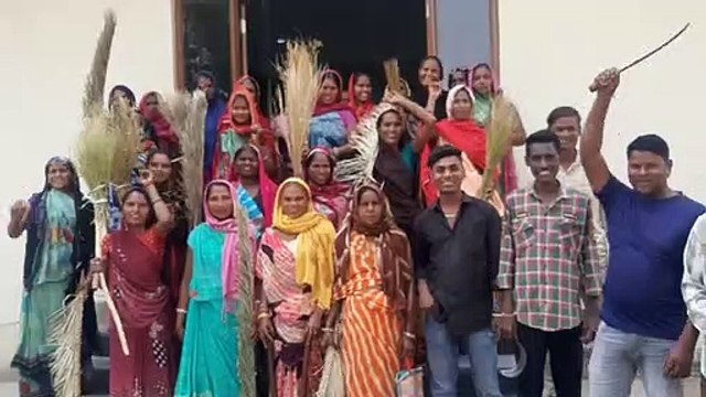 महिला श्रमिकों ने झाडू उठा जताया विरोध