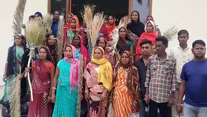 महिला श्रमिकों ने झाडू उठा जताया विरोध