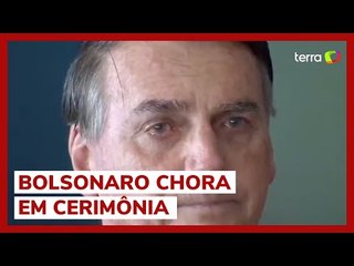 Bolsonaro chora durante cerimônia com militares em Brasília