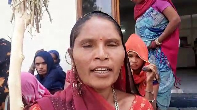 महिला श्रमिकों ने झाडू उठा जताया विरोध