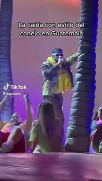 Bad bunny se cae dos veces durante concierto en Guatemala