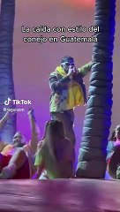 Bad bunny se cae dos veces durante concierto en Guatemala