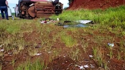 Carro fica bastante danificada após capotamento na PR-180