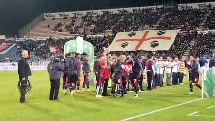 Cagliari Parma. Il video dei ragazzi dell'Atletico Olbia che accompagnano i rossoblu