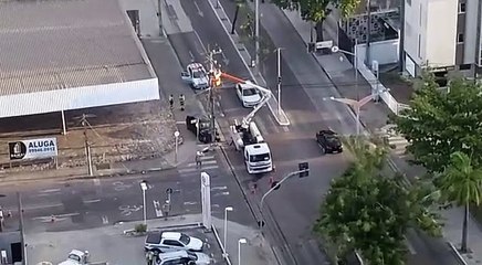 Carro atinge poste e deixa Bairro Dionísio Torres sem energia