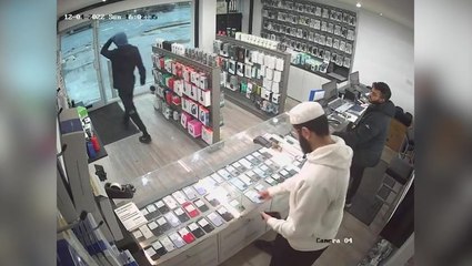 Moment thief fails to steal $2000-worth of phones after shop owner takes action