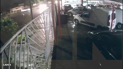 Câmera a 100m de tombamento registra outro acidente na Av. Carlos Gomes