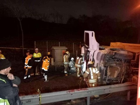 TEM Otoyolu'nda hafriyat kamyonu devrildi: 1 ölü, 1 yaralı
