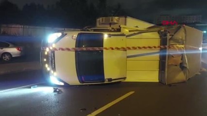 İSTANBUL-PENDİK'TE PARK HALİNDEKİ KAMYONA ÇARPAN KAMYONET DEVRİLDİ: 1 YARALI