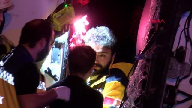 İSTANBUL-TEM OTOYOLU'NDA HAFRİYAT KAMYONU DEVRİLDİ: 1 ÖLÜ, 1 YARALI