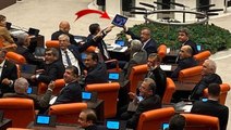 CHP'li Özkoç'un gösterdiği fotoğraf Meclis'i karıştırdı! Fuat Oktay'dan yanıt gecikmedi