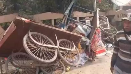 बिजनौरःतेज रफ्तार रोडवेज बस सड़क किनारे खड़े ठेलों में जा घुसी