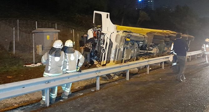 TEM Otoyolu’nda hafriyat kamyonu devrildi: 1 ölü, 1 yaralı