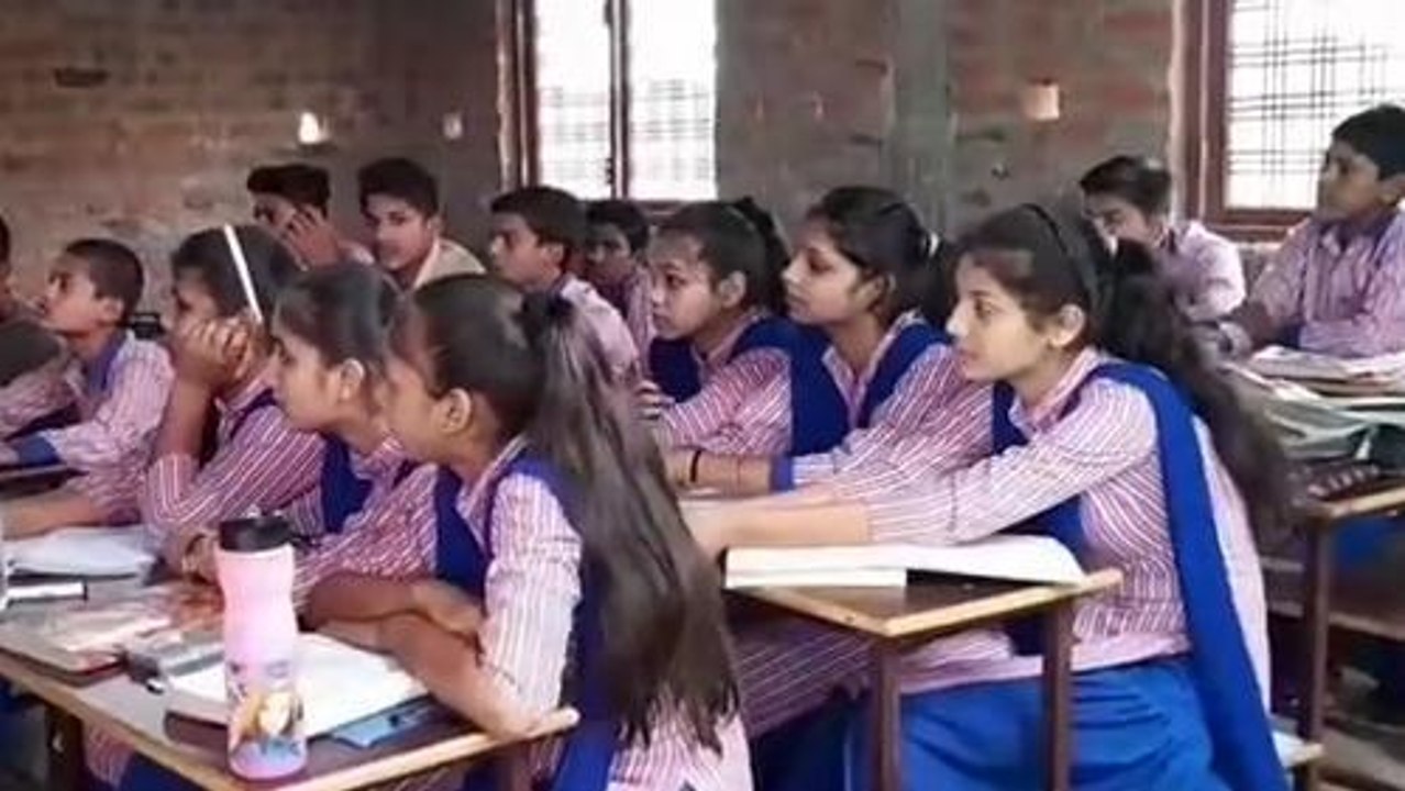 शहडोल: साल भर बिना शिक्षकों के हो गई पढ़ाई, भगवा...