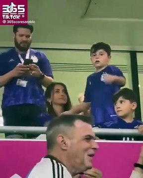 ابن ميسي يحرج والدته بحركة طفولية في الملعب