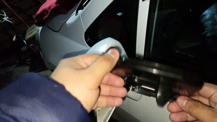 Cómo cambiar luna de espejos laterales del Nissan Tiida
