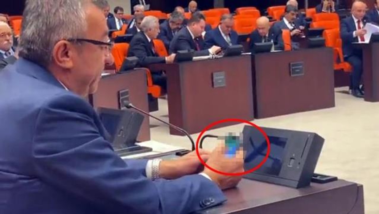 CHP Grup Başkanvekili Engin Altay bütçe görüşmelerinde telefonuyla kart oyunu oynadı