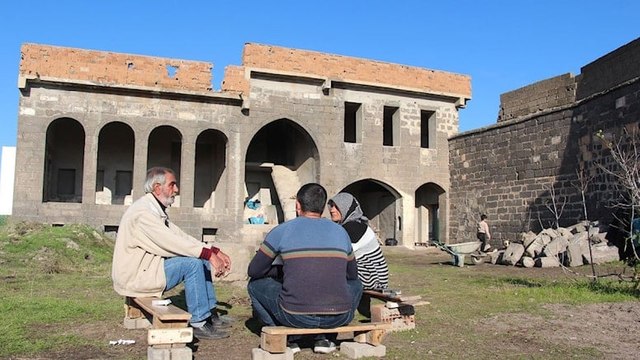 Tarihi evinin taşları çalınmasın diye nöbet tutuyor