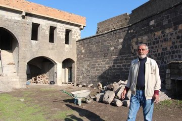 HENDEK OLAYLARINDA ZARAR GÖREN TARİHİ EVİNİN TAŞLARI ÇALINMASIN DİYE NÖBET TUTUYOR