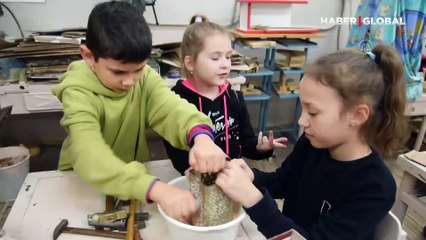 Ukraynalı çocuklar askerleri için 'ısıtan mum' yapıyor